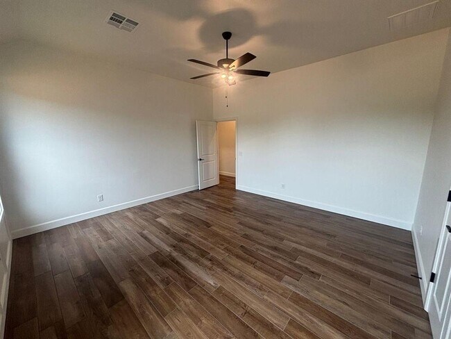 Building Photo - 1900 Inglenook Dr