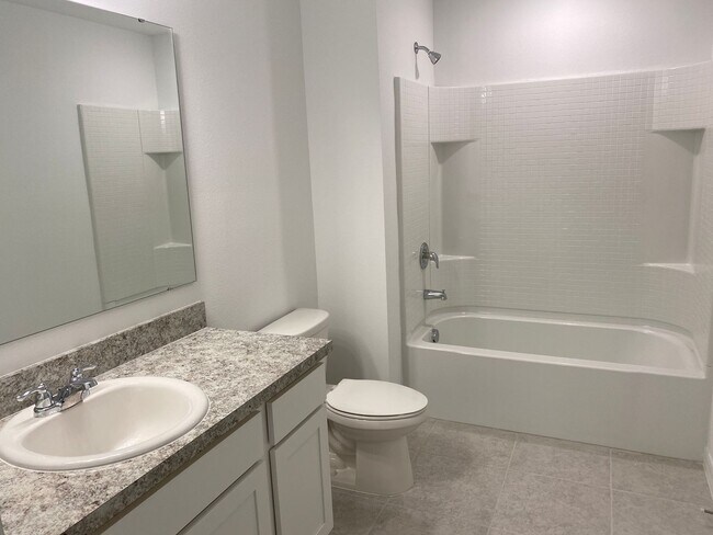 Building Photo - 3 Bedroom 2.5 Bath Townhouse in Davenport ...