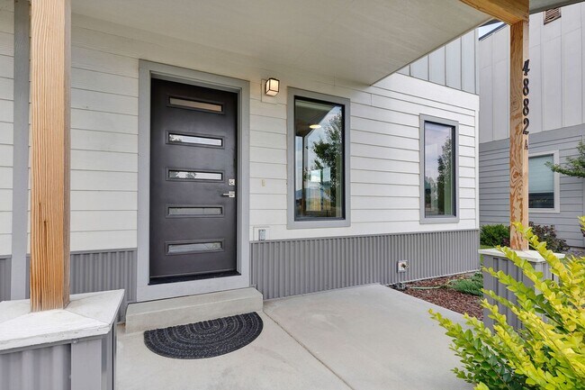 Building Photo - 3 Bed 2.5 Bath Townhome With Garage | $2,6...
