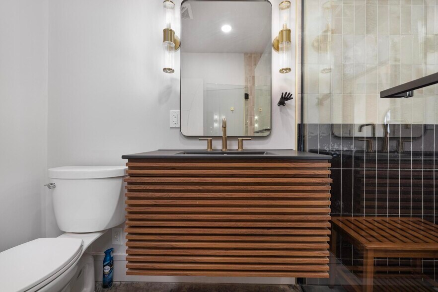 Building Photo - 18 Bank St