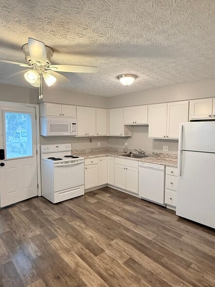 Kitchen (Standard Unit) - 928 Thomas Rd
