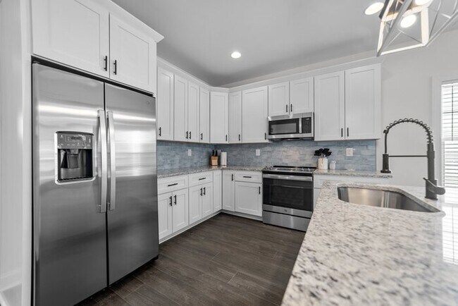 Building Photo - Salisbury Townhome w/ Garage