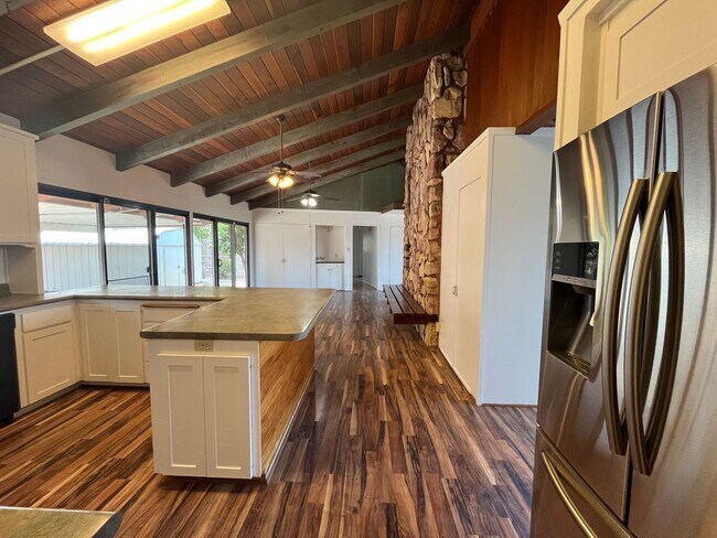 Building Photo - 420 Fairview Ln