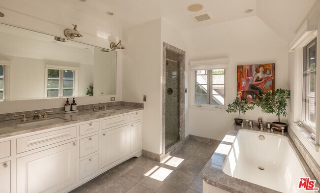 Building Photo - 1614 N Fairfax Ave