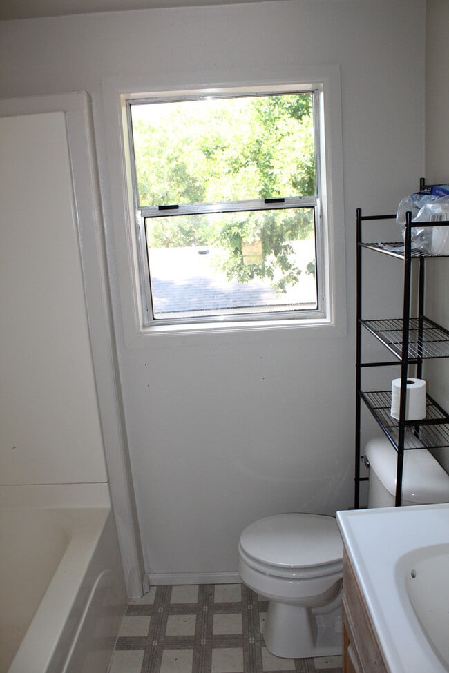 Building Photo - 1518 Siskiyou St