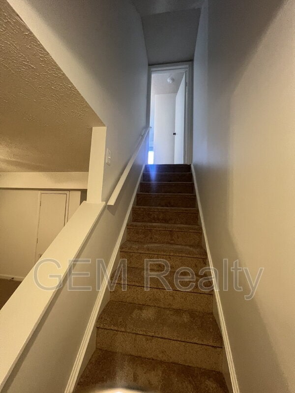 Building Photo - 405 Carnaby St