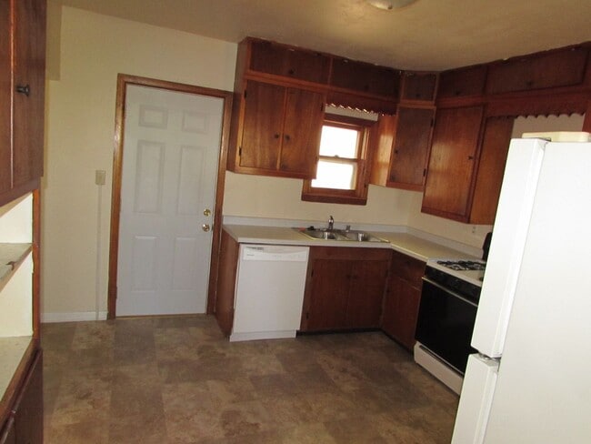 Building Photo - Spacious Madison 4-Bedroom Near Camp Randa...