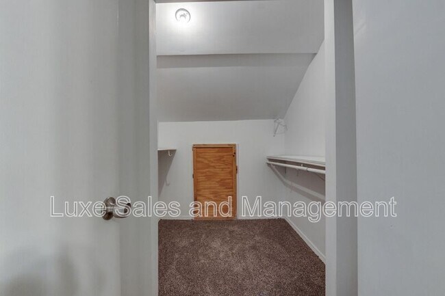 Building Photo - 13813 Fairhill Ave