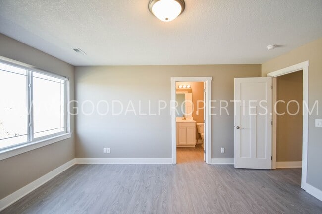 Building Photo - 4 Bedroom 2.5 Bathroom 2 story home in DeSoto!!!