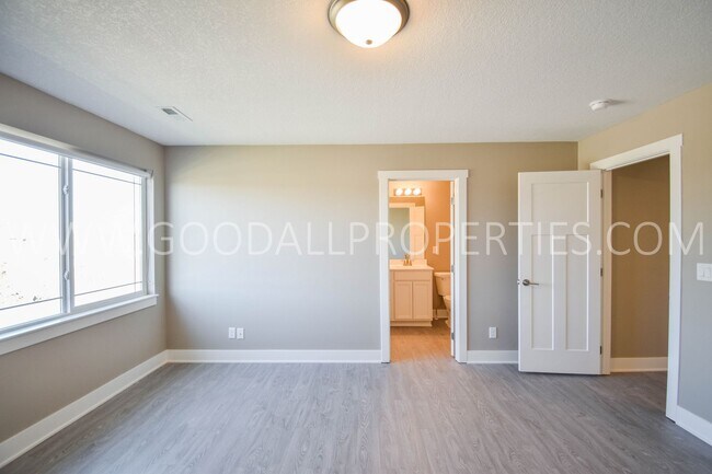 Building Photo - RENT SPECIAL!!! 4-Bedroom, 2.5-Bathroom 2-Story Home in DeSoto!!!