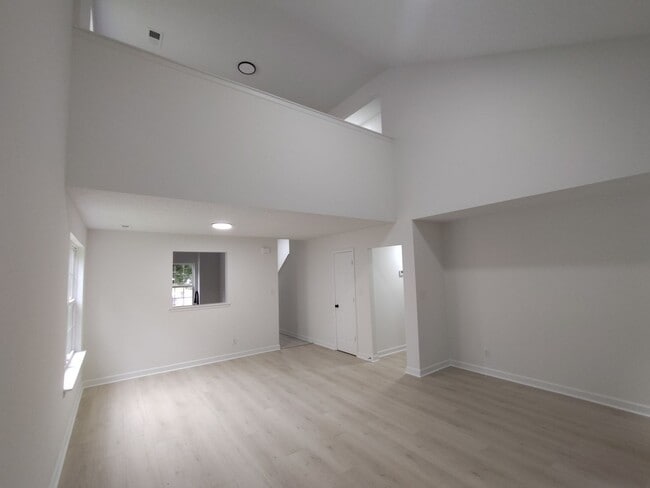 Building Photo - Beautiful cul-de-sac home - Lots of Upgrades