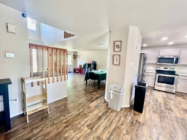 Building Photo - Beautifully Updated Home In Desirable Hend...