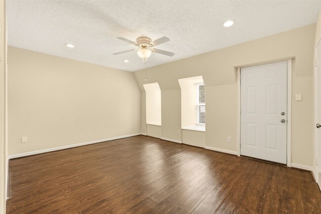 Building Photo - 496 N Post Oak Ln