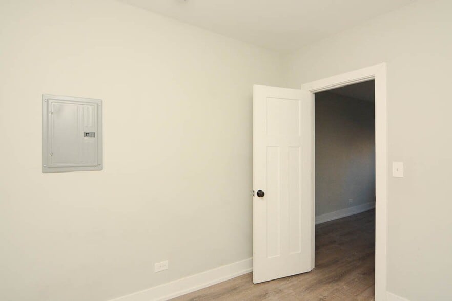 Building Photo - 714 W Brompton Ave