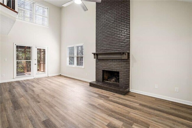 Building Photo - 1813 N Creek Cir
