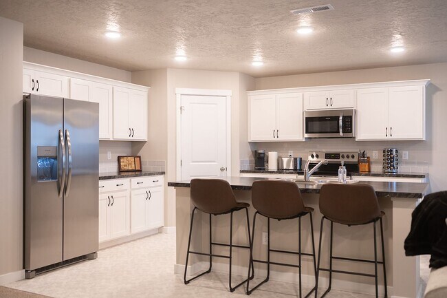 Building Photo - 4 bed 2 bath with bonus room