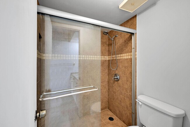 Building Photo - 906 Twin Lakes Dr