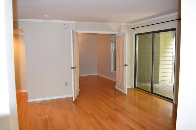 Building Photo - 413 W 8th St
