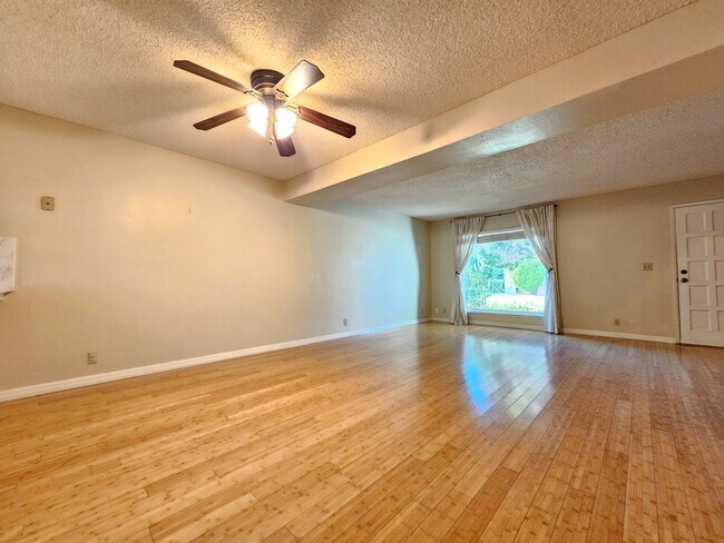 Building Photo - Charming Condo With Pool Access!