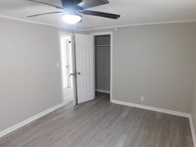 Building Photo - **ROOM** with SHARED KITCHEN and BATH in a newly remodeled House