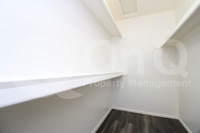 Building Photo - 533 W Guadalupe Rd