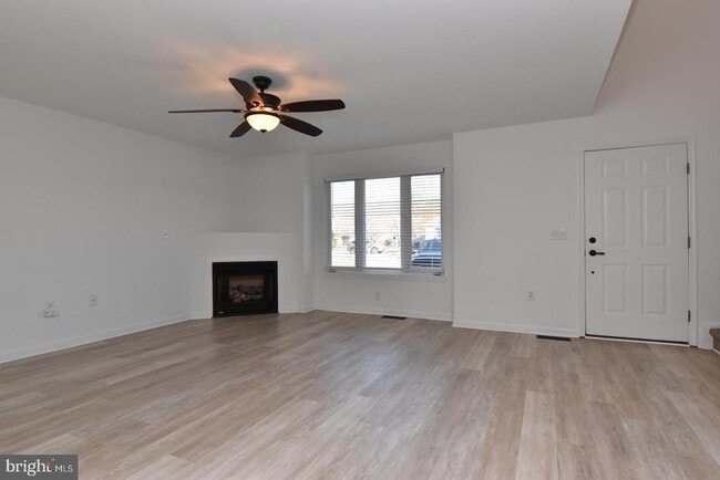 Building Photo - 117 Lakeside Dr