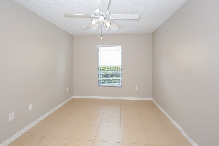 Building Photo - 402 Sangria Dr