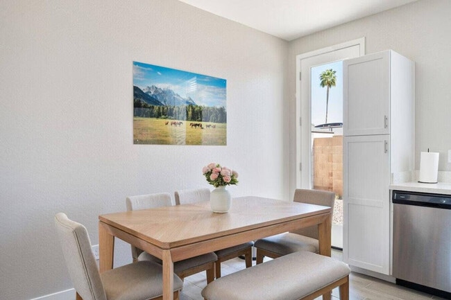 Building Photo - 6612 W Paradise Ln