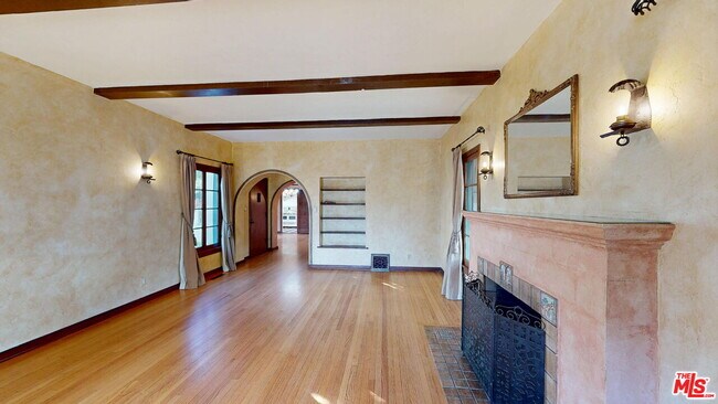 Building Photo - 842 E Walnut Ave