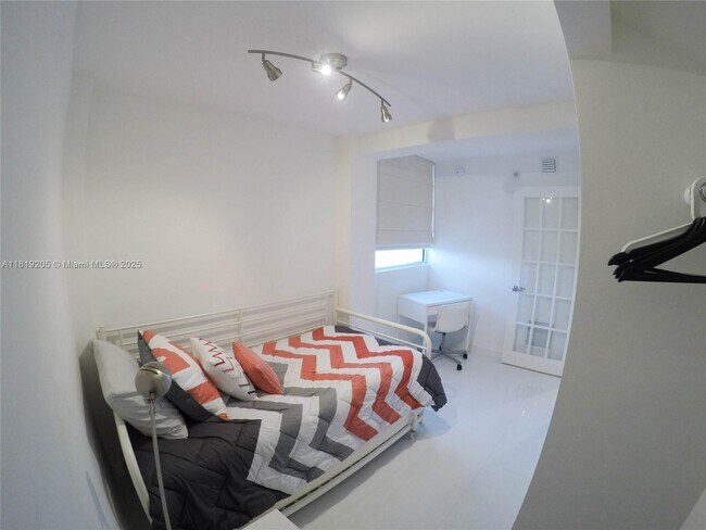Building Photo - 6917 Collins Ave