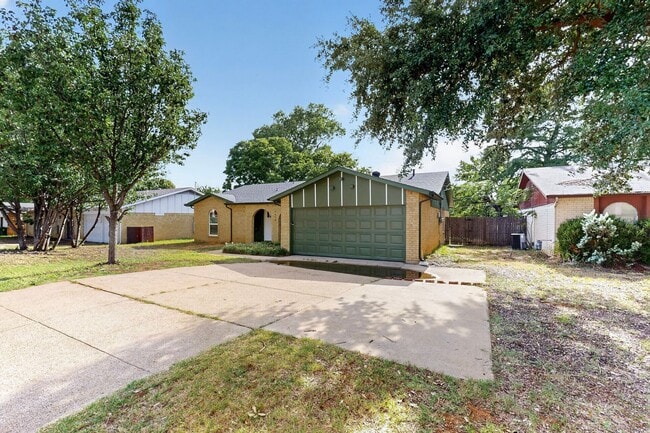 Building Photo - 2606 Hilldale Blvd