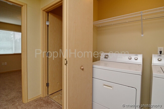 Building Photo - Spacious SE Portland 3 Bedroom Townhouse In Powellhurst-Gilbert Neighborhood