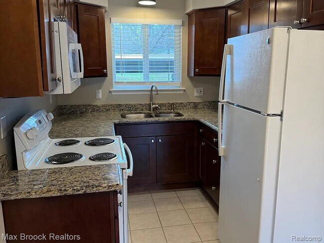 Building Photo - 42491 Plymouth Hollow Dr