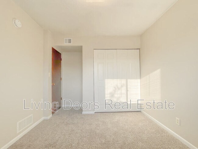 Building Photo - 4711 Gladstone St