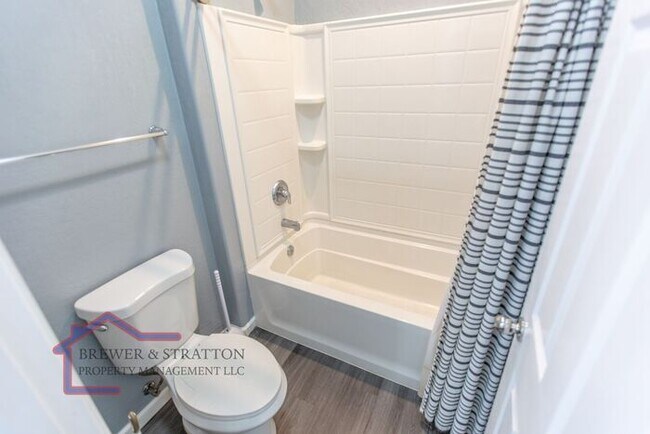 Building Photo - 391 S 163rd Dr - 4BR, 2BA - Sarival/Van Buren