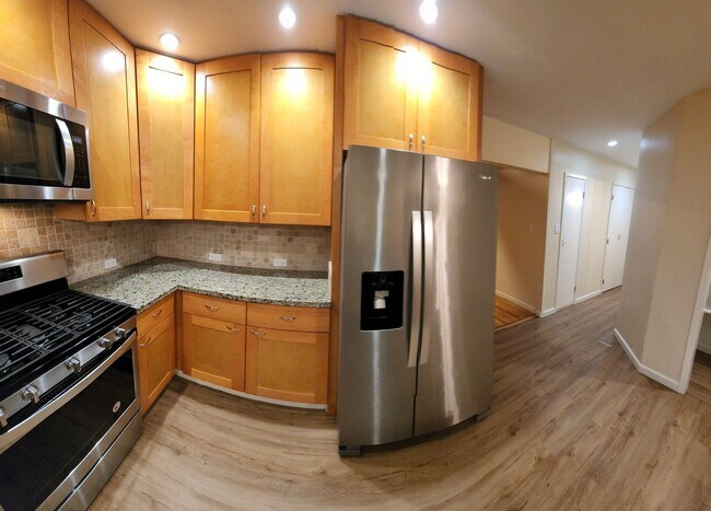 Building Photo - 5 bed 3.5 bath home close to campus!