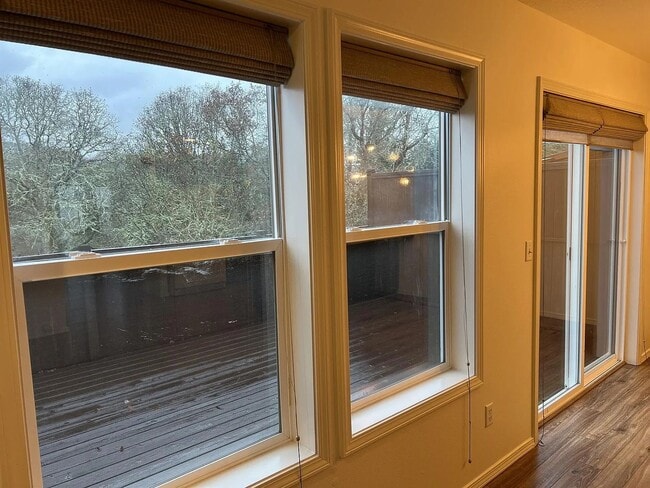 Building Photo - Enormous Tri-Level Townhome 2/2 w/Bonus Room Available Feb. 6th