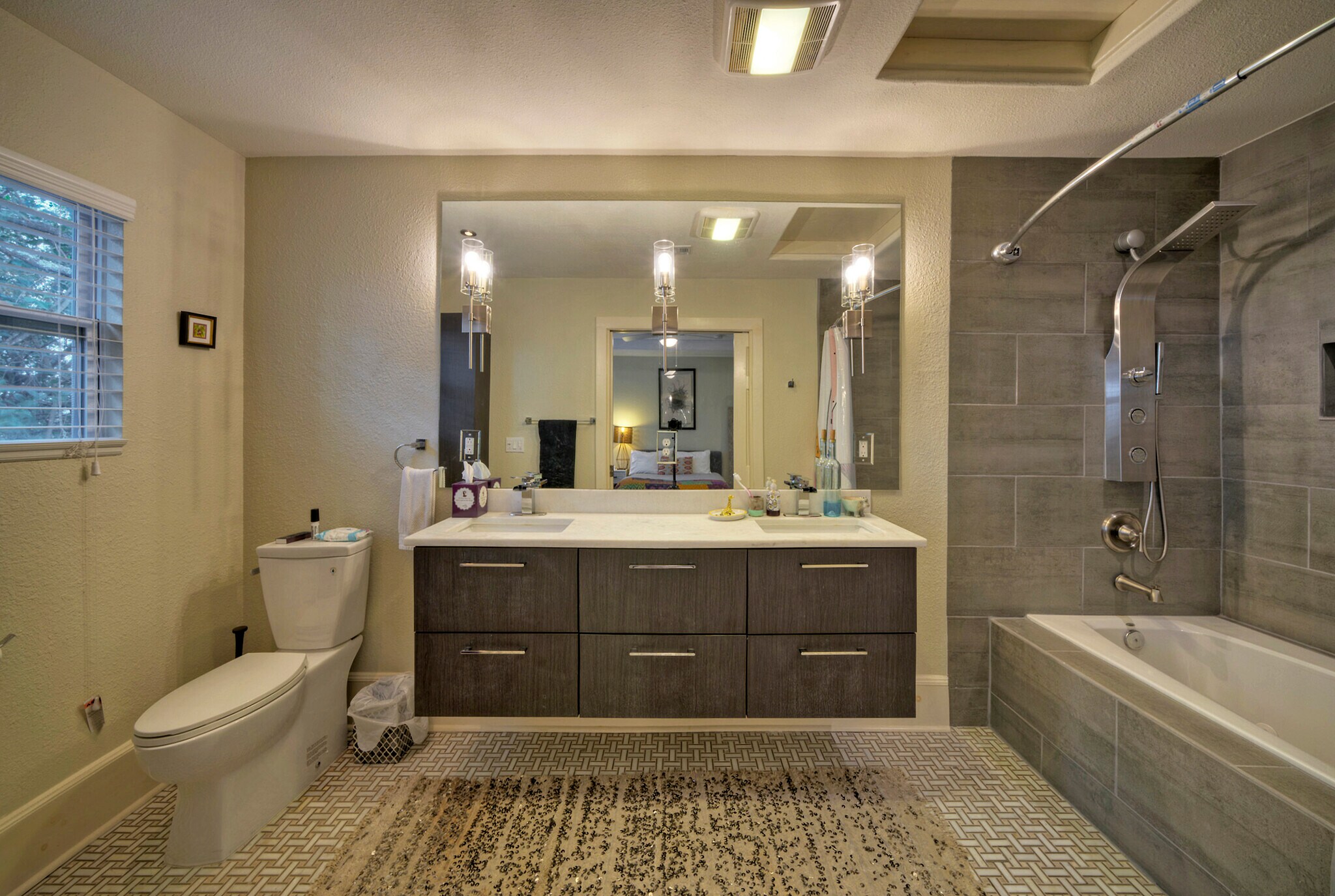 HUGE MASTER BATHROOM - 3805 southridge dr
