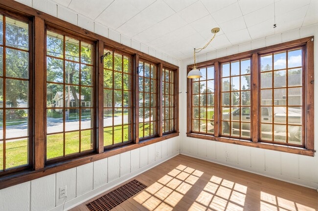 Building Photo - Charming 3 Bedroom, 2 Bath Home with Abundant Space & Natural Light