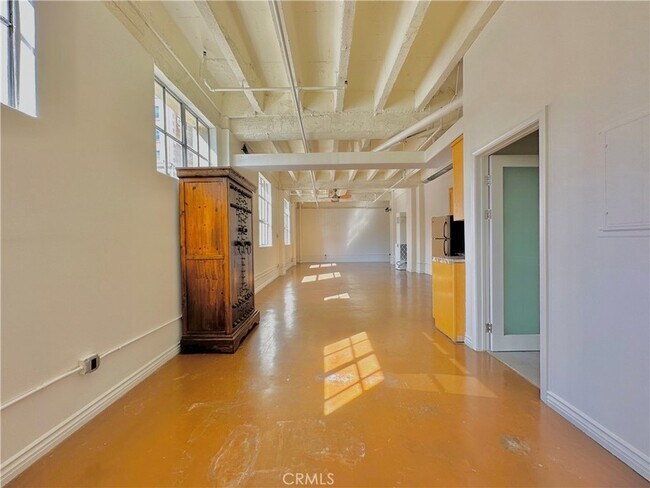 Building Photo - 312 W 5th St