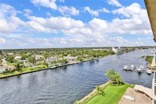 Building Photo - 1160 Hillsboro Mile Unit 904