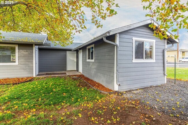 Building Photo - Beautiful Hermiston Home offers a perfect balance of comfort and convenience