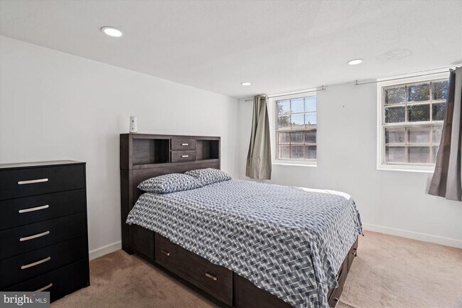 Building Photo - 1925 Dutch Village Dr