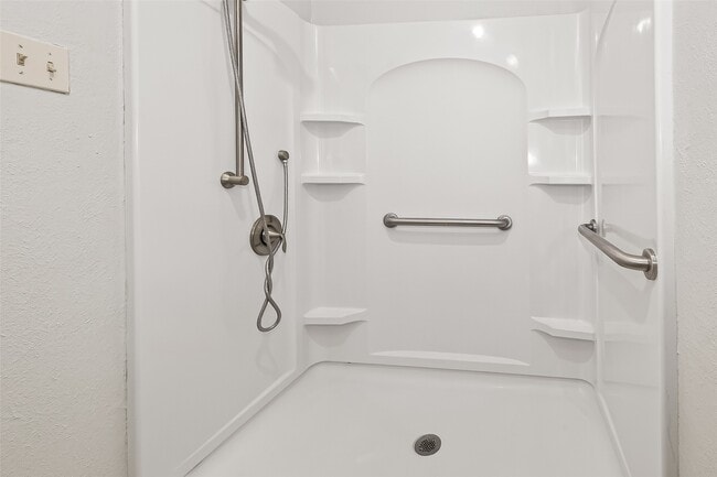 Building Photo - 19531 Woodglen Dr