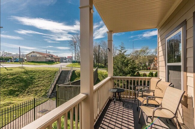 Building Photo - Belmont / Vanderbilt University Condo!!