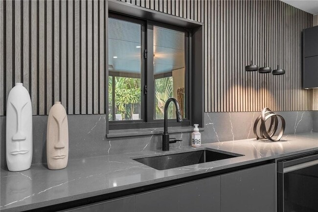 Building Photo - 425 NE 25th St