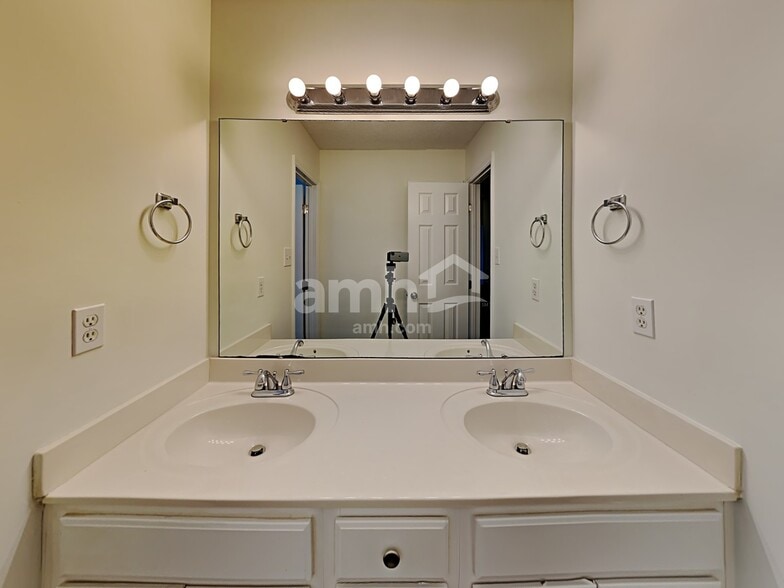 Building Photo - 241 Pinecroft Dr