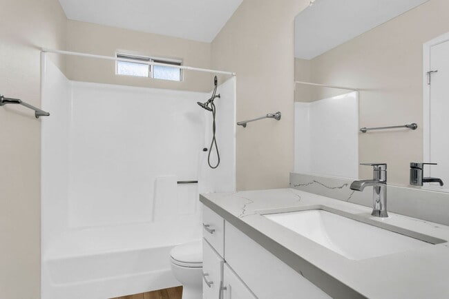 Building Photo - Detached home centrally located in Linda V...
