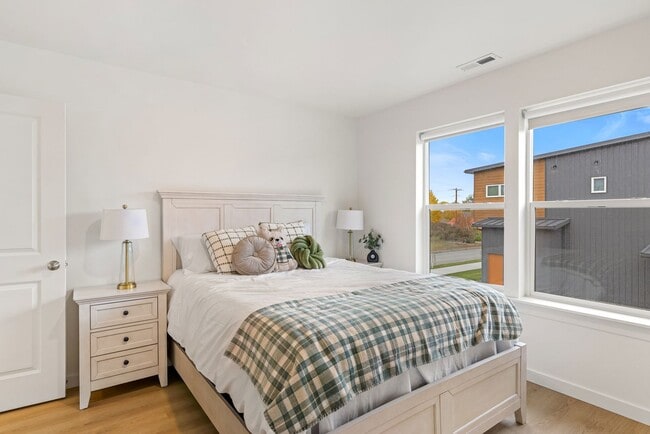 Building Photo - New Construction! Free first month rent