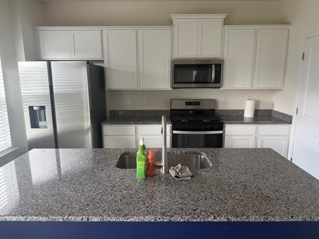 Building Photo - 915 Utopia Ln